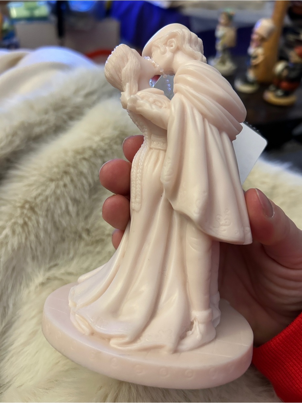 Romantic Bride and Groom Resin Figurine - Cream